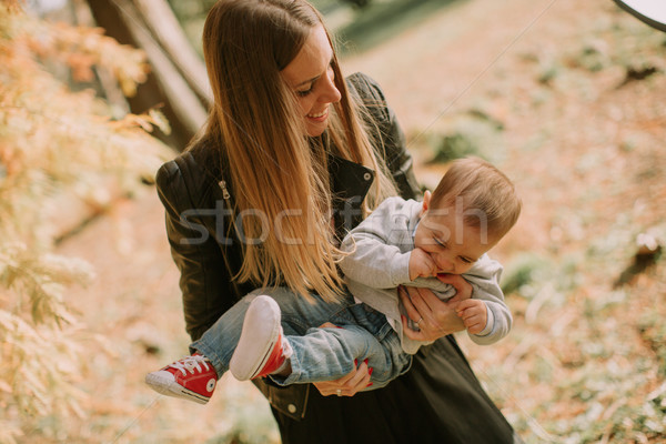 Moeder baby jongen najaar park Stockfoto © boggy