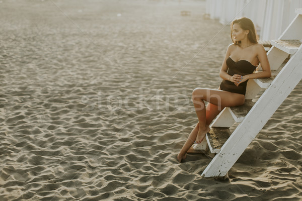 Młoda kobieta stwarzające plaży widoku ratownik obserwacja Zdjęcia stock © boggy