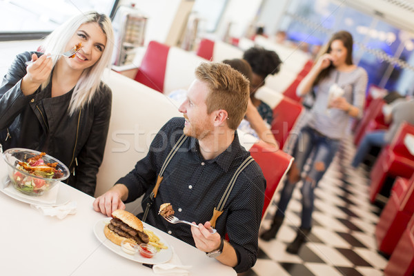 Znajomych jedzenie diner fast food tabeli kobieta Zdjęcia stock © boggy