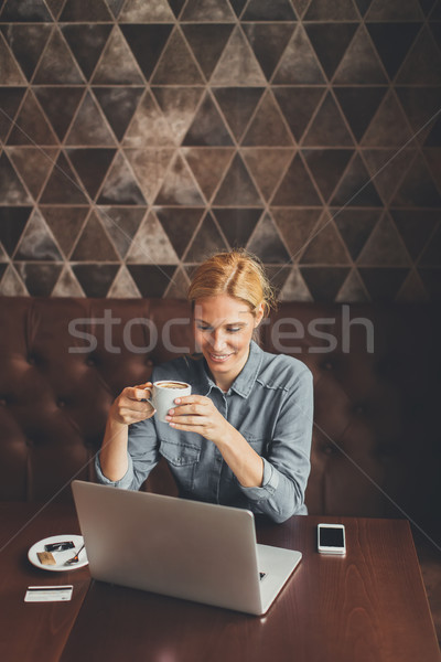 Frau Freiberufler arbeiten Laptop Kaffeehaus trinken Stock foto © boggy