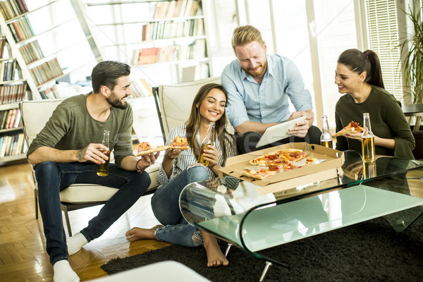 Foto stock: Jovens · alimentação · pizza · potável · cidra · quarto