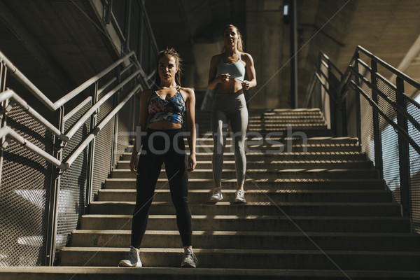 Dwa młodych kobiet uruchomiony miejskich kobieta miasta Zdjęcia stock © boggy