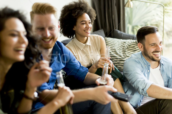 Grup arkadaşlar izlerken tv içme elma şarabı Stok fotoğraf © boggy