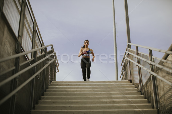 Mulher jovem corrida sozinho para baixo escada ao ar livre Foto stock © boggy