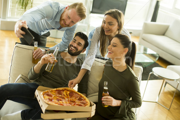 Groep jongeren pizza partij kamer Stockfoto © boggy