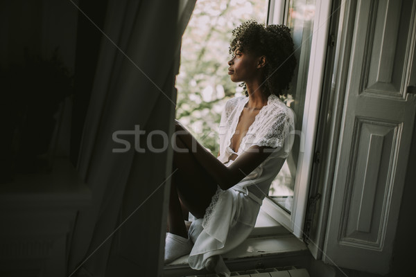 Csinos fiatal afroamerikai nő ül ablak szoba Stock fotó © boggy