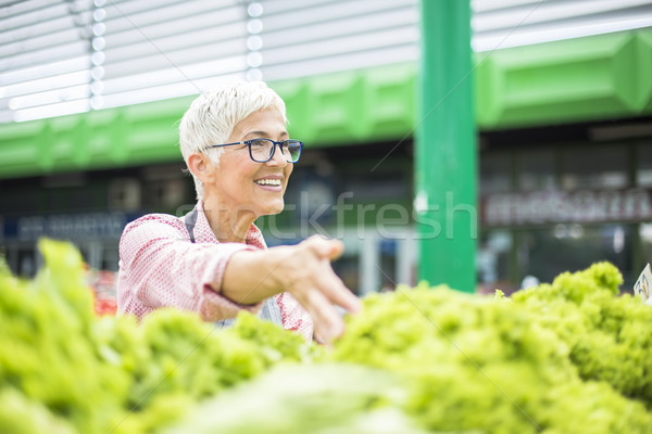 Starszy kobieta sałata rynek portret pracy Zdjęcia stock © boggy