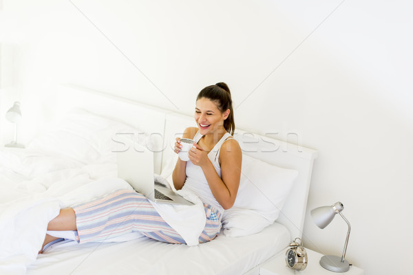 Donna bere caffè home letto indossare Foto d'archivio © boggy