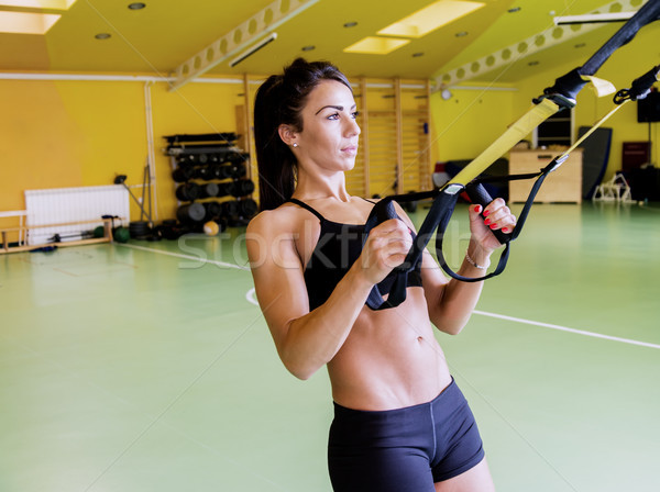 Fiatal nő felfüggesztés képzés tornaterem nő testmozgás Stock fotó © boggy