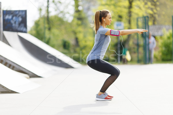 Foto stock: Mulher · jovem · exercer · parque · bastante · fitness