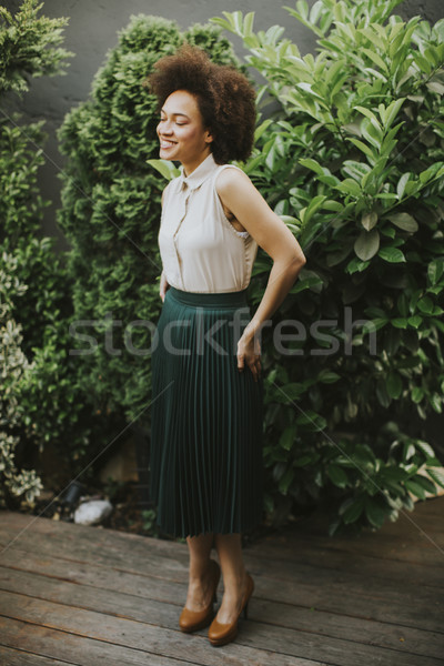 Cabelos cacheados mulher jovem em pé ver cabelo planta Foto stock © boggy