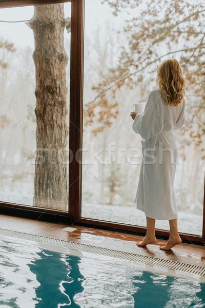 Bastante mulher jovem relaxante piscina estância termal centro Foto stock © boggy