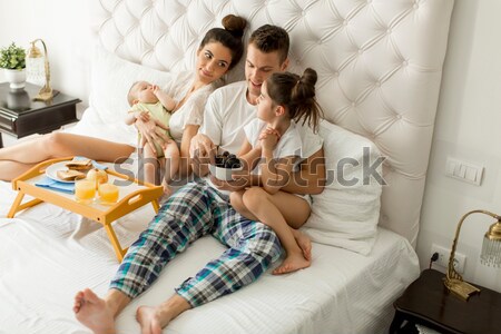 Stockfoto: Jonge · bed · moeder · vader · baby · meisje