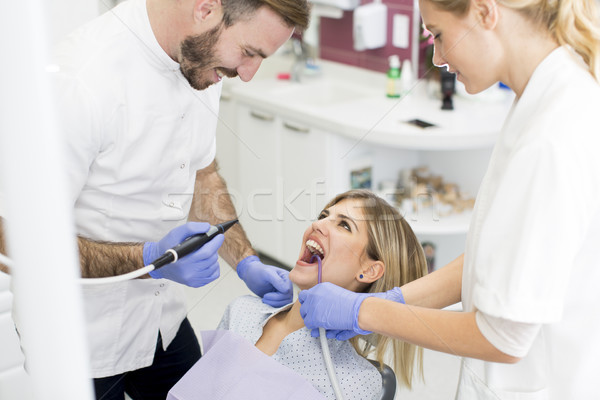 Fiatal nő fogászati kezelés fogorvosi rendelő kilátás kéz Stock fotó © boggy
