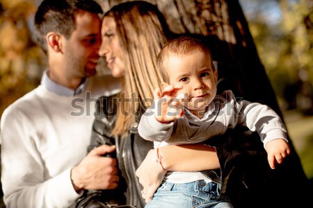 Szczęśliwy młodych rodziców baby chłopca jesienią Zdjęcia stock © boggy