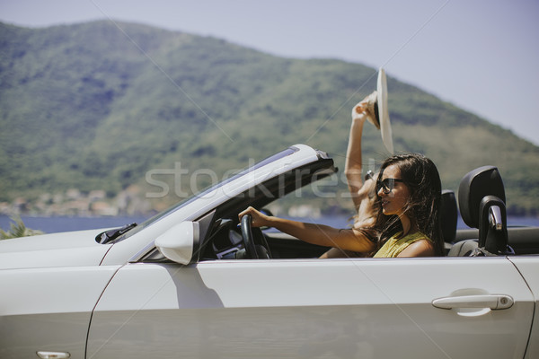 Femeile tinere ochelari de soare conducere top auto luminos Imagine de stoc © boggy