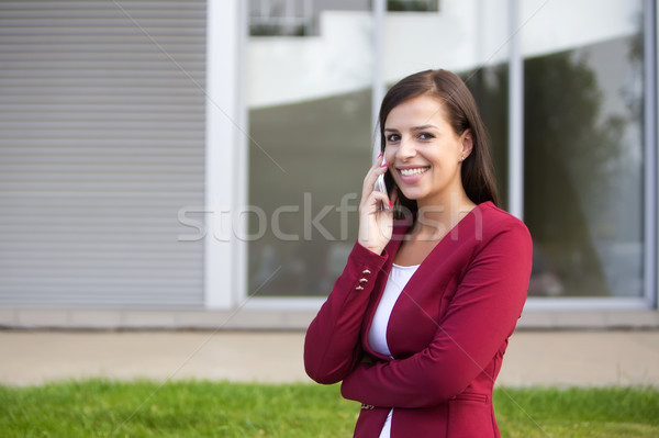 Młodych kobieta interesu czerwony mówić telefonu komórkowego Zdjęcia stock © boggy