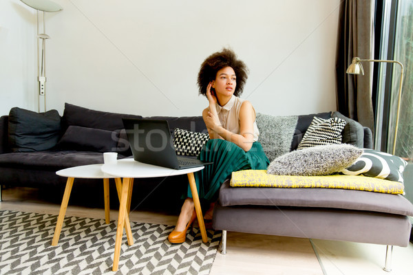 Fiatal nő göndör haj laptop ül csinos kanapé Stock fotó © boggy