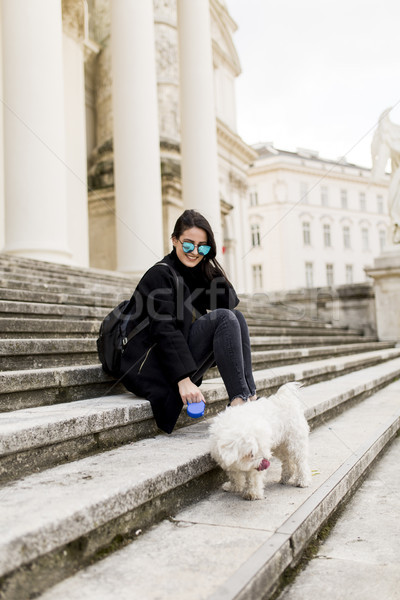 Hermosa niña sesión escaleras mascota perro caminata Foto stock © boggy