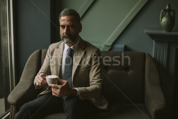 Gut aussehend Senior Geschäftsmann trinken Kaffee Lobby Stock foto © boggy