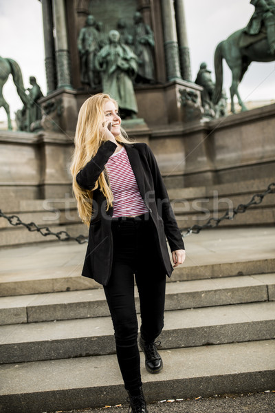 年輕女子 步行 下 街頭 維也納 奧地利 商業照片 © boggy
