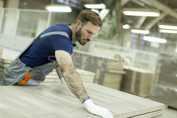 Knap jonge man werken timmerhout fabriek meubels Stockfoto © boggy