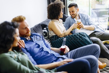 Amigos assistindo tv potável cidra Foto stock © boggy