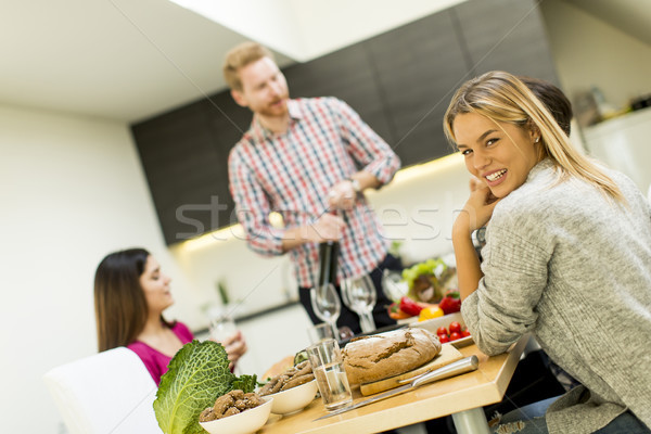 Stock foto: Jugendlichen · Essen · Esszimmer · modernen · home · Ansicht