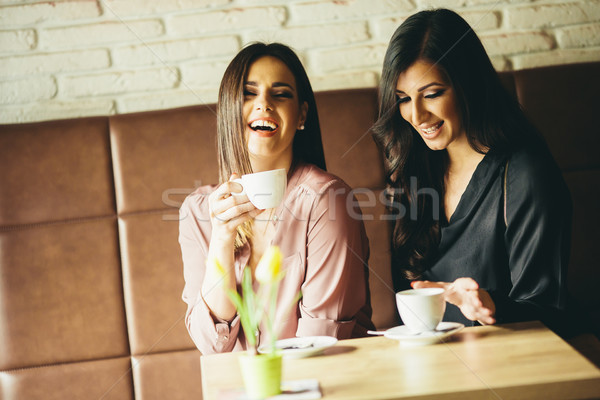 Foto stock: Dos · amigos · relajante · potable · café · mujeres