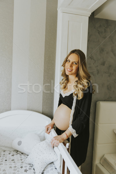 Stockfoto: Jonge · zwangere · vrouw · wieg · kamer · mooie · vrouw