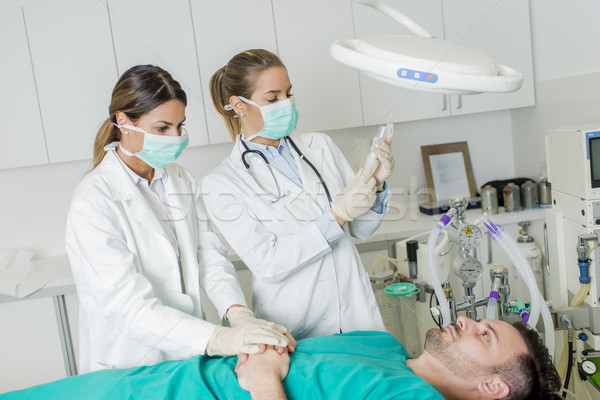 Weiblichen Ärzte Patienten Intervention männlich Krankenhaus Stock foto © boggy