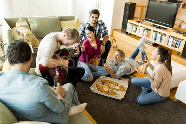 Pizza partij groep vrolijk jongeren eten Stockfoto © boggy