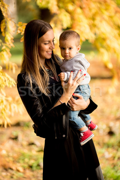 Gelukkig jonge ouders baby jongen najaar Stockfoto © boggy