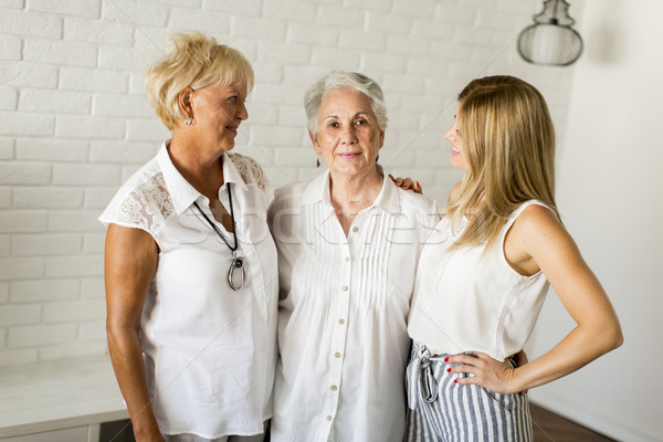 Foto stock: Retrato · mujer · sonriente · abuela · nieta · casa · familia