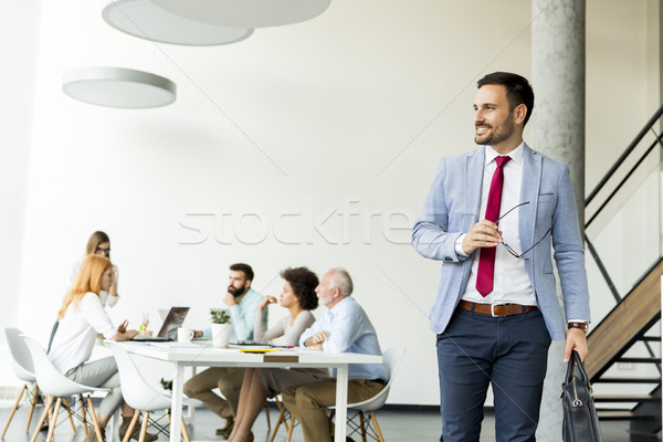 Młodych biznesmen pozostawia spotkanie inny ludzi Zdjęcia stock © boggy