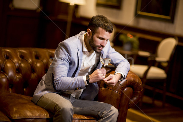 Jeune homme dégustation vin blanc vue vin blanche [[stock_photo]] © boggy