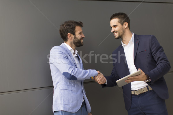 Foto stock: Jóvenes · empresarios · edificio · de · oficinas · dos · negocios · oficina