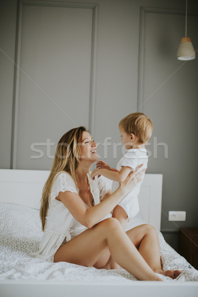 Stockfoto: Jonge · gelukkig · moeder · spelen · witte · bed