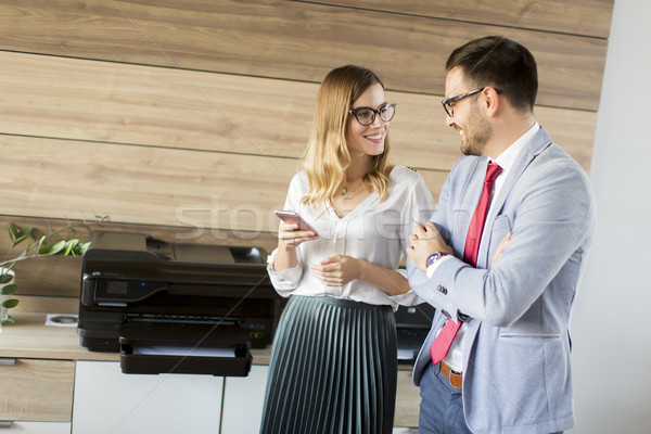 Zakenlieden praten kantoor scanner jonge business Stockfoto © boggy