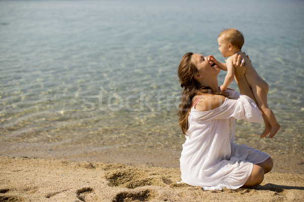 Madre sesión playa verano agua Foto stock © boggy