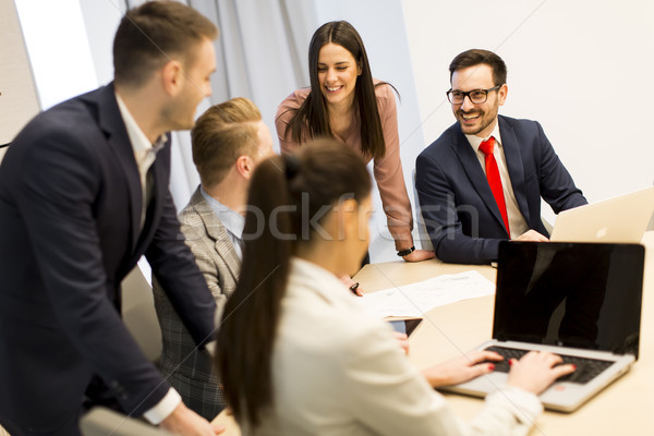 Genç iş adamları çalışma modern ofis bilgisayar Stok fotoğraf © boggy