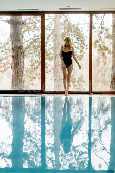 Bastante mulher jovem relaxante piscina estância termal centro Foto stock © boggy