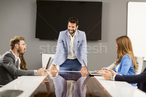 [[stock_photo]]: Réunion · d'affaires · jeunes · gens · d'affaires · réunion · modernes · bureau