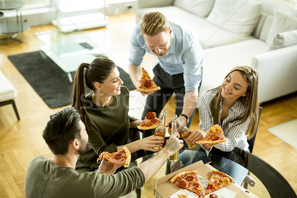 Gençler yeme pizza içme elma şarabı oda Stok fotoğraf © boggy