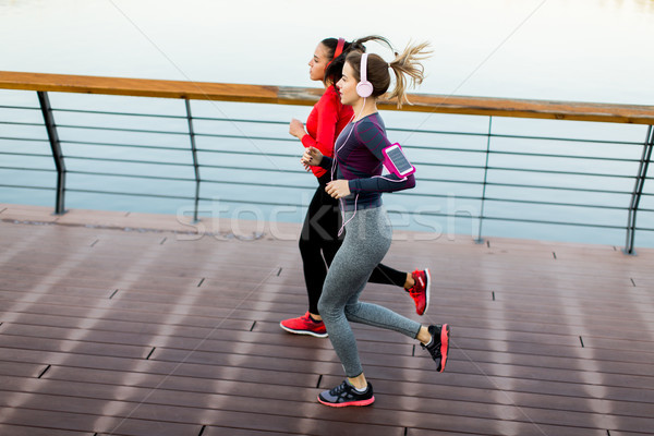 Stockfoto: Twee · jonge · vrouwen · lopen · rivier · ochtend · oefening