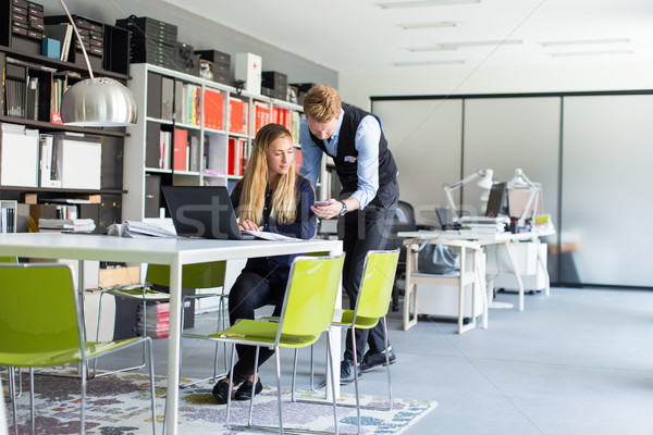 Stockfoto: Jonge · business · paar · met · behulp · van · laptop · kantoor