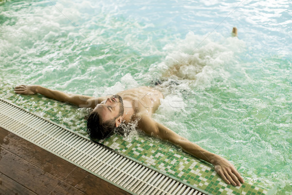 Knap jonge man ontspannen hot tub spa water Stockfoto © boggy