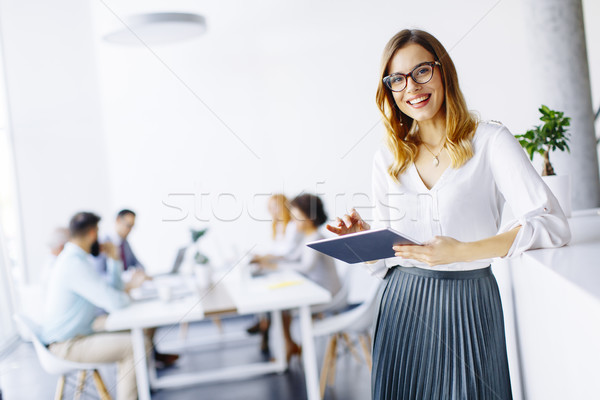 Elegant femeie de afaceri în picioare birou digital comprimat Imagine de stoc © boggy