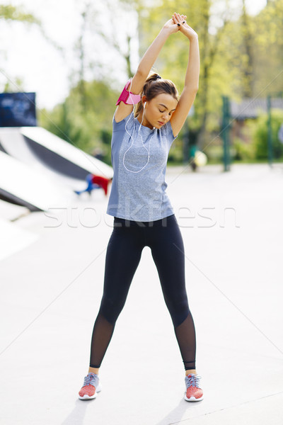 Jeune femme exercice parc joli fitness Photo stock © boggy