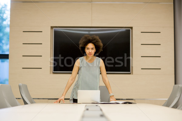 Genç kadın ayakta modern ofis Stok fotoğraf © boggy